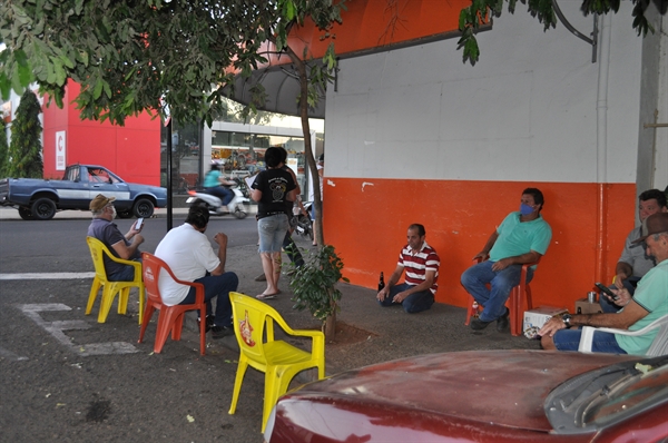 Bares, restaurantes, salões de beleza e academias não poderão mais atender presencialmente (Foto: A Cidade)