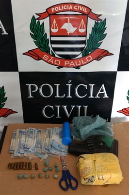 Drogas, munições e dinheiro foram apreendidos pela equipe da DISE de Votuporanga com os dois adolescentes (Foto:Divulgação/Polícia Civil)