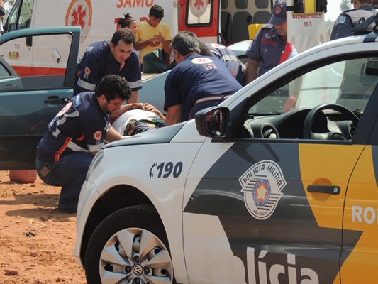 Carros batem de frente e seis pessoas ficam feridas