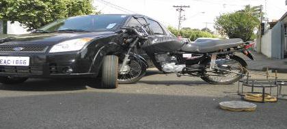 Motocicleta "se afunda" em carro em colisão 