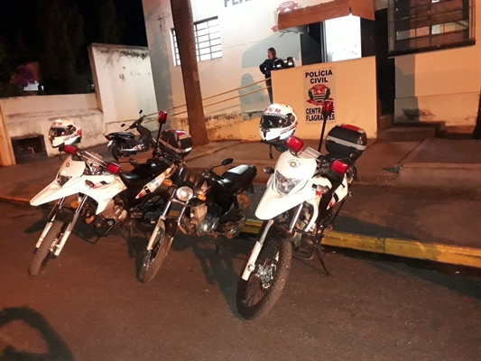 Diante dos fatos, o jovem foi conduzido para a Central de Flagrantes, juntamente com a moto apreendida (Foto: Divulgação/Polícia Militar)