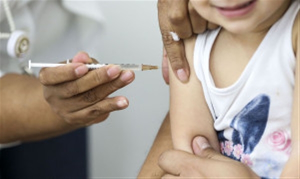 A maior cobertura atingida no calendário infantil até outubro de 2020 foi na vacina Pneumocócica, com 71,98% (Foto: Reprodução/O Extra.Net)