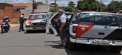 Homem é baleado na boca próximo à escola
