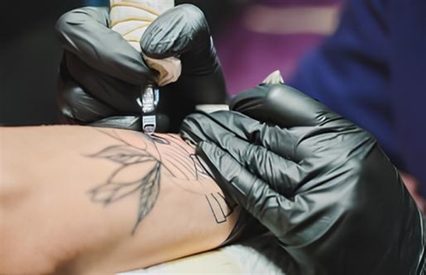 A garota fez duas tatuagens (uma em cada braço), sem a autorização legal dos pais, e o caso foi registrado na Polícia Civil (Foto: Reprodução)