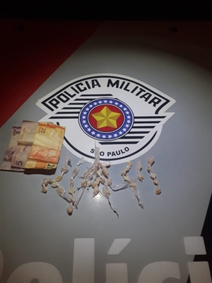 Os policiais da Força Tática apreenderam algumas pedras de crack e dinheiro oriundo do tráfico das drogas  (Foto: Divulgação/PM)