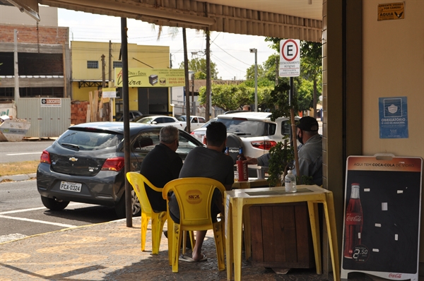 Bares e restaurantes voltaram neste sábado a atender presencialmente (Foto: A Cidade)