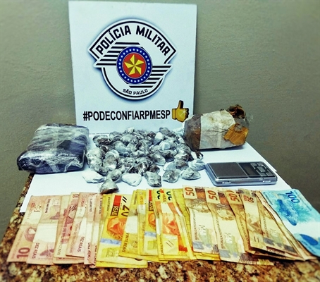 Durante a operação, foram apreendidos drogas, dinheiro e apetrechos para a confecção de entorpecentes (Foto: Divulgação/Polícia Militar)