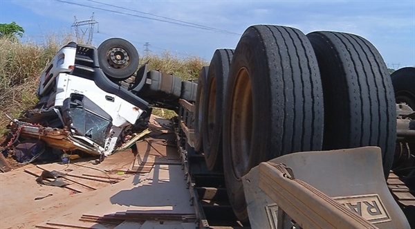 Caminhão capotou em rodovia de Itapura — Foto: Reprodução/TV TEM