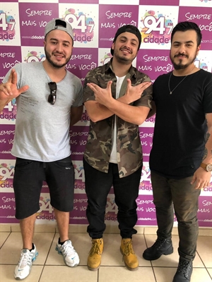 Os integrantes Jeff Demeti (guitarrista), Mano John (baixista) e Lucas Maziero (baterista) (Foto: A Cidade/Lígia Ruiz)