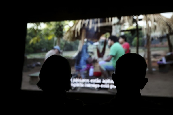 A audiodescrição de um filme é um trabalho que se faz em dupla (Foto: Marcelo Camargo/Agência Brasil)