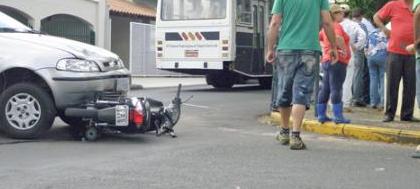 Biz fica sob carro em cruzamento