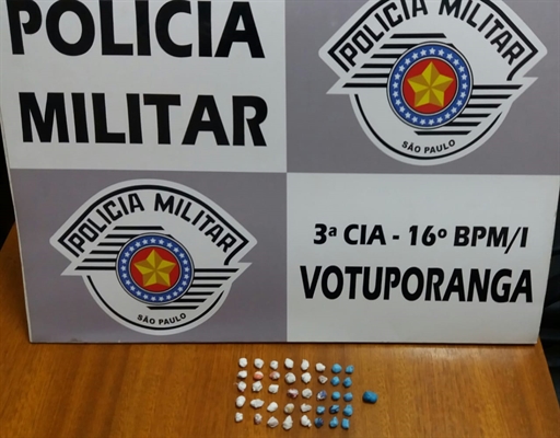 Durante a abordagem, os policiais militares apreenderam diversas porções de crack, que estavam em uma sacola ( Foto: Divulgação/Polícia )