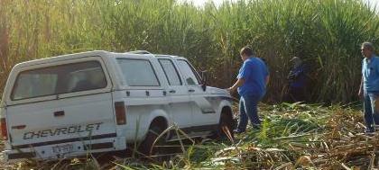 Caminhonete furtada é encontrada em canavial