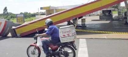 Manobra de caminhão derruba teto de auto posto