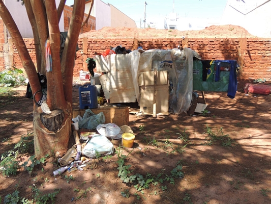 Morador de rua acampa há 45 dias em terreno