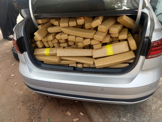 Tabletes de maconha foram localizados no porta-malas em Jales — Foto: Reprodução/PRE