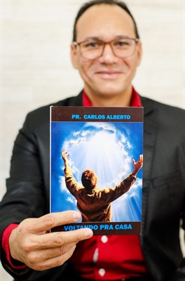 O pastor votuporanguense Carlos Alberto Pereira, de 42 anos, lança seu oitavo livro com ensinamentos e lições de fé, ciência e religião (Foto: Foto Oriente/Divulgação)