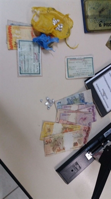 Com eles, foram apreendidas porções de crack e maconha, além de certa quantia em dinheiro Foto: Divulgação/Polícia Militar
