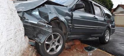 Carro bate forte em muro após colisão no centro