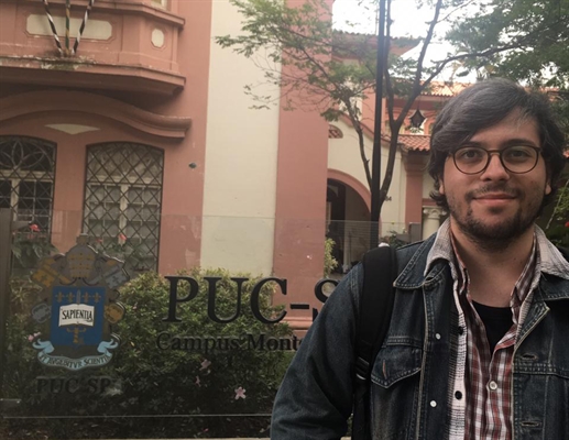 Carlos, que também é pós-graduando em Psicanálise Clínica pela UNIFEV, dedicou essa nova fase de sua vida aos seus docentes (Foto: Unifev)