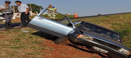 Carro sai da pista e cai em vala