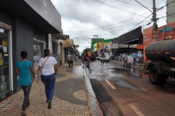 No fim da tarde desta quarta-feira (22/11), a equipe da Prefeitura fez a limpeza da rua e do novo calçamento (Foto: Divulgação/Prefeitura de Votuporanga)