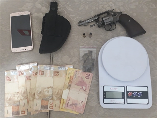 Com eles os policiais apreenderam arma, munições, dinheiro, balança de precisão e drogas (Foto: Divulgação/Polícia Militar)