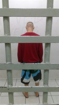 Questionado, o jovem, identificado como S.V.J, de 25 anos, confessou que não havia voltado para a cadeia, recebendo voz de prisão posteriormente Foto: Divulgação/Polícia Militar