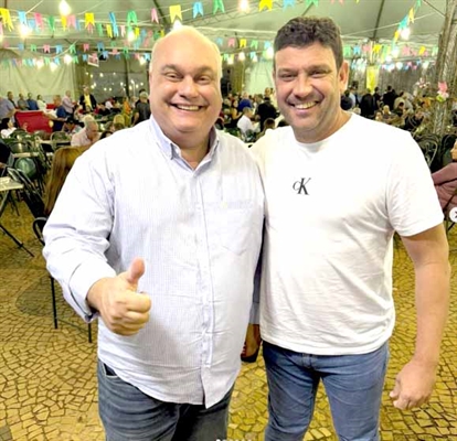 O prefeito Junior Nascimento e o vice, Marcelo Silveira, parabenizam a cidade pelo seu 97º aniversário (Foto: Prefeitura de Nhandeara)