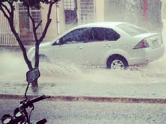 Temporal causa estragos e assusta moradores