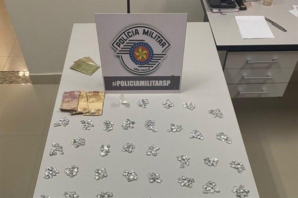 Polícia apreende cerca de 700 porções de crack em Urupês (Foto: Divulgação/Polícia Militar de Urupês)