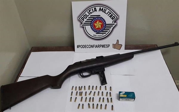 Os policiais militares apreenderam um rifle calibre 22 com carregador, além de 40 munições (Foto: Divulgação/PM)