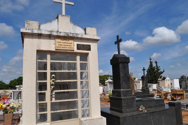 Cemitério Municipal não tem mais espaço para túmulos