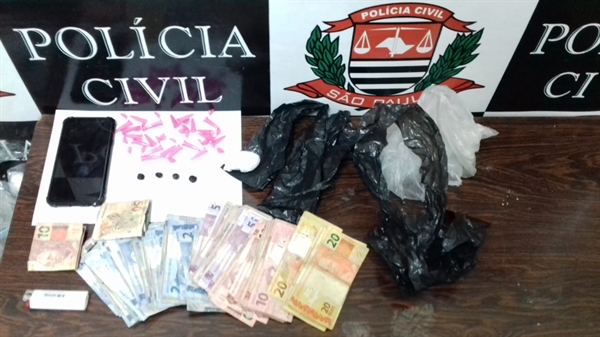 Os policiais da Dise apreenderam porções de crack, cocaína, dinheiro e material usado na embalagem das drogas (Foto: Divulgação/Dise)