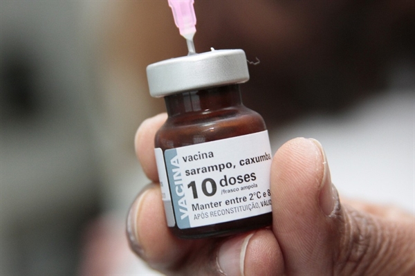 Vacina tríplice viral protege contra caxumba, rubéola e sarampo — Foto: Cristine Rochol/PMPA