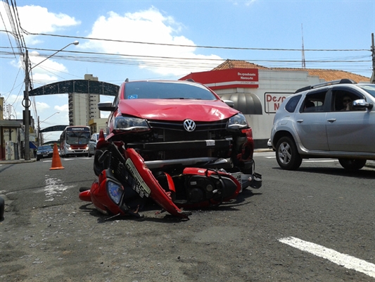 Motociclista ‘voa’ sobre carro após colisão em cruzamento