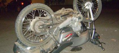 Motocileta bate e fica com rodas para cima 