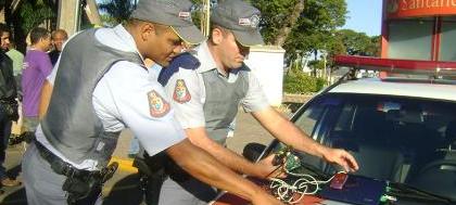 Polícia prende ladrões de caixa eletrônico