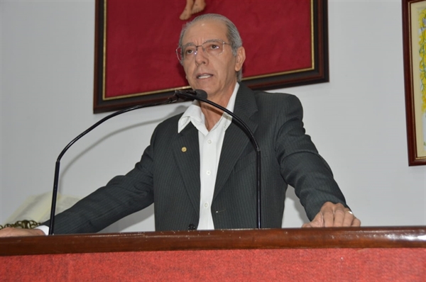 Vereador Antonio Carlos Francisco (SD) garante que os moradores das imediações pedem melhorias na praça (Foto: Câmara Municipal)