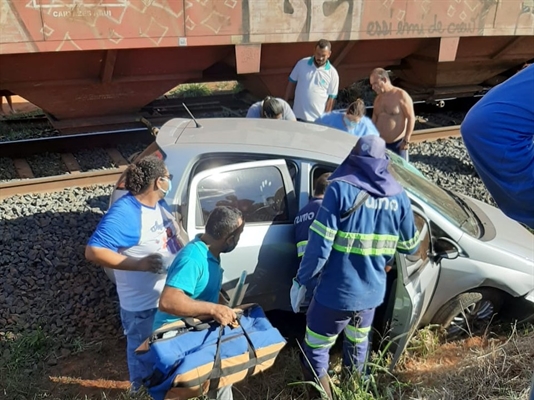 Carro ficou danificado após ser atingido por trem em Valentim Gentil (Foto: Arquivo Pessoal)