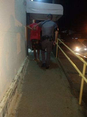 Os três indivíduos foram conduzidos para a Central de  Flagrantes e os oito postes furtados foram apreendidos (Foto: Arquivo/Divulgação/Polícia Militar)