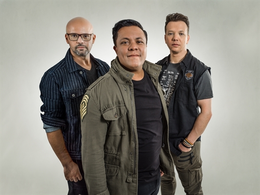 Estão à frente da banda Discopraise de Brasília Clayton Olee (vocalista), Cláudio Gomez (pianos) e Jota Albuquerque (baixo) (Foto: Divulgação)