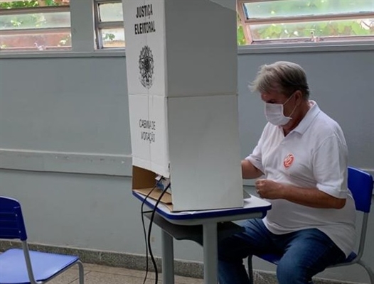 Candidato votou por volta das 10h30 na Escola Estadual Doutor José Manoel Lobo (A Cidade)