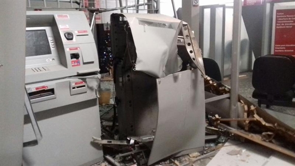 Caixas eletrônicos ficaram destruídos durante ataque em Tabapuã (Foto: Guarda Civil Municipal/Divulgação) 