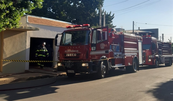Corpo de Bombeiros foi acionado para controlar incêndio em casa de Birigui — Foto: Divulgação/RegionalPress