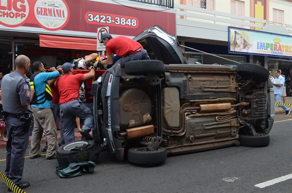 A mulher ficou presa e precisou de ajuda para sair do veículo (Foto: Aline Ruiz/A Cidade)