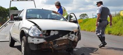 Carro bate em barranco e fere motorista 