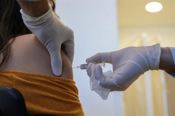 Médica toma a primeira dose da vacina nesta terça-feira, 21, em São Paulo (Foto: Divulgação/Governo de SP)