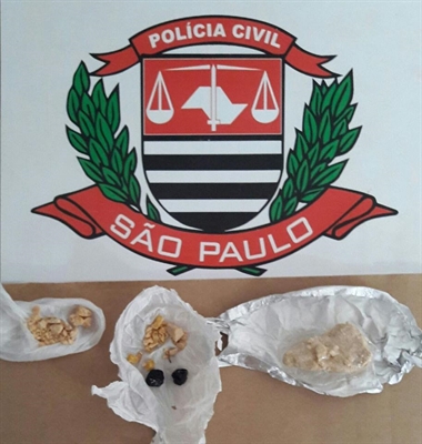 Com ele foram encontradas várias pedras de crack, quantidade suficiente para produzir 69 porções (Foto: Divulgação/Polícia Civil)