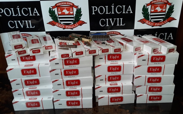 No total, diversas porções de drogas e cigarros contrabandeados foram apreendidos pela DISE (Foto: Divulgação/Polícia Civil)